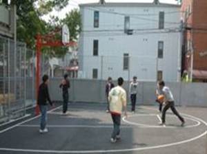 近大　英語村でバスケする学生2.jpgのサムネイル画像