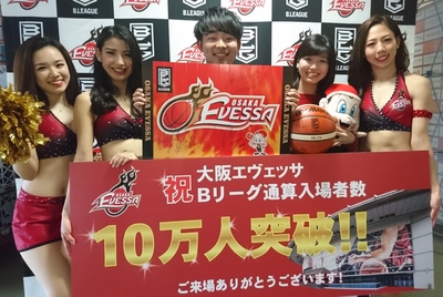 171029 10万人目記念撮影withbt.jpg